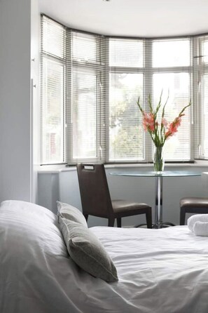 1 bedroom, iron/ironing board, WiFi, bed sheets - Free parking fast WiFi studio (Brighton and Hove)