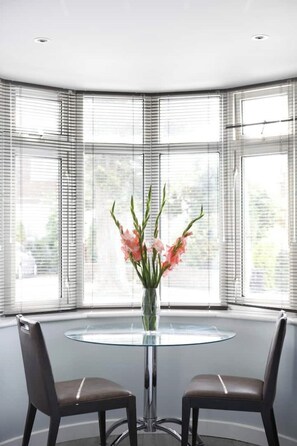 Dining - Free parking fast WiFi studio (Brighton and Hove)