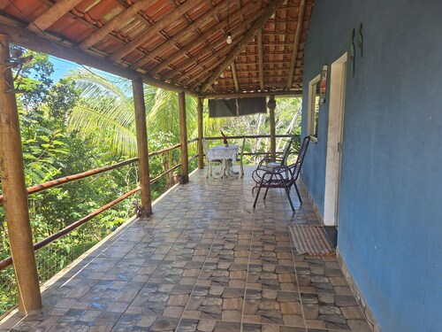 ACONCHEGO ATLÂNTIC is located 9km (15 minutes by car) from the center, come and relax.