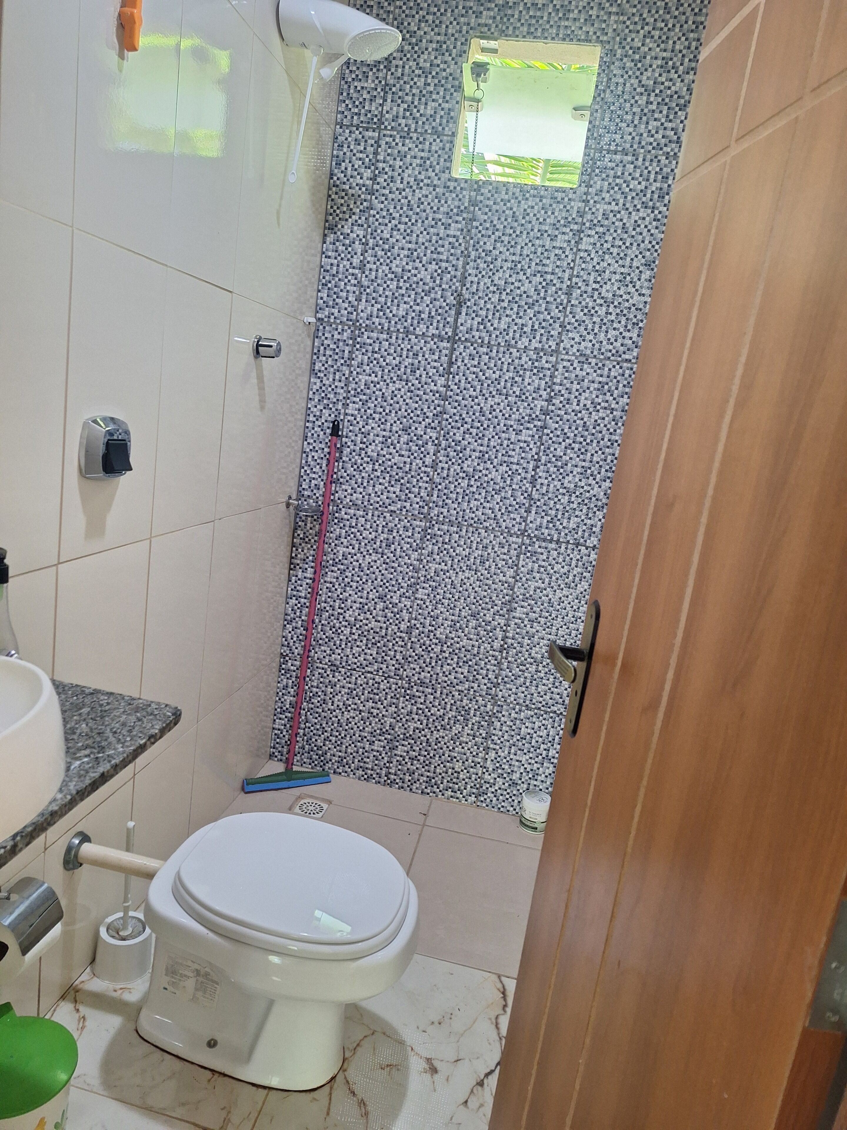 Chuveiro, secador de cabelo, toalhas de banho, sabonete
