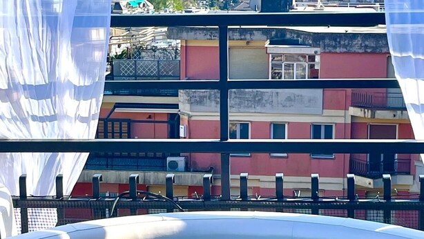 A hot tub with a view of a coastal town, balconies, and buildings. - Apartment Sky Garden Rapallo Maria Jose Liguria-Attico sea view-Idro-Box (rapallo)