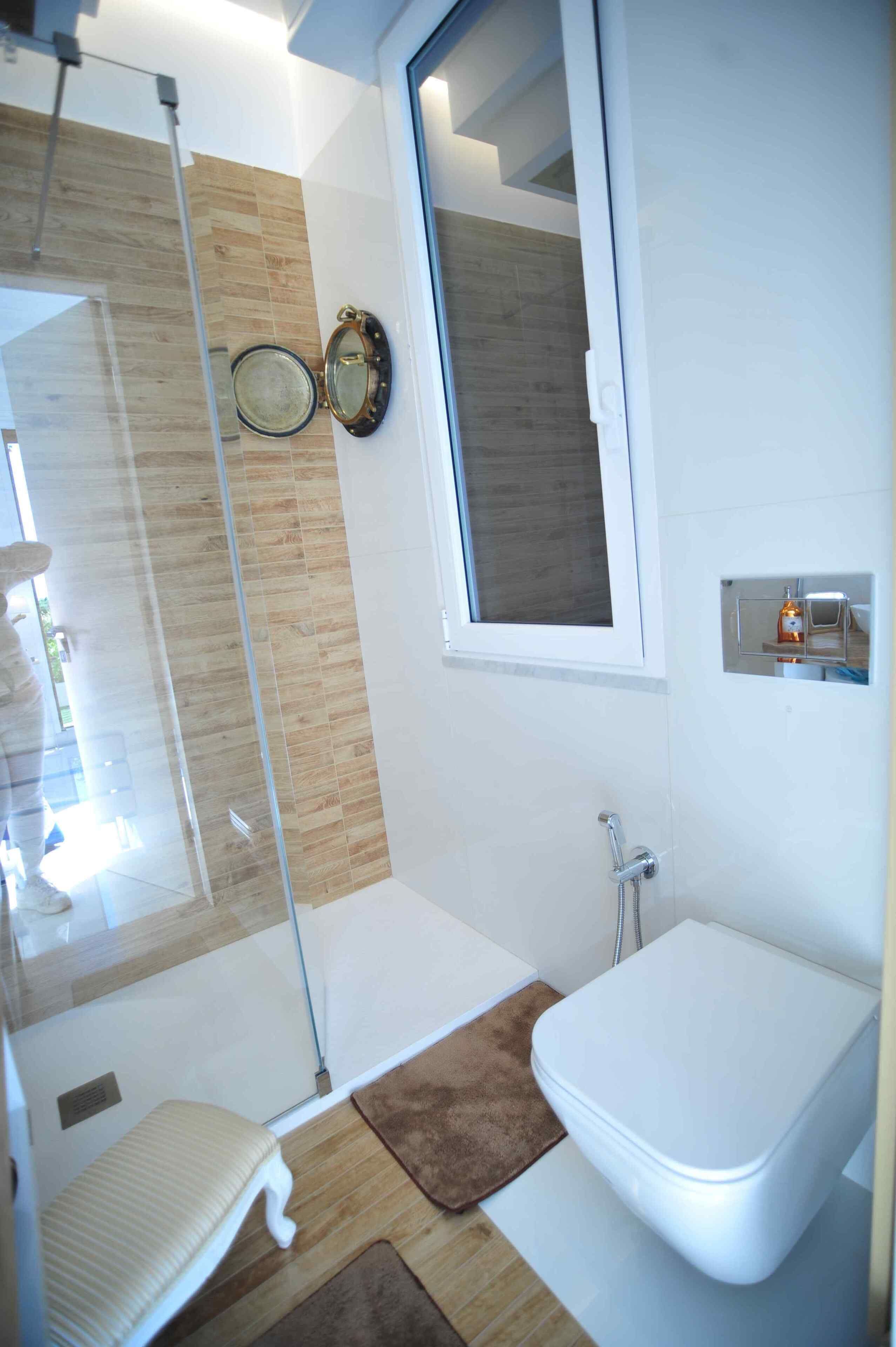 Een douche, een haardroger, een bidet, handdoeken