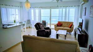 Living area - Playa Farallon, BEACHFRONT, 3-bedroom WITH 3 ensuite condo. OCEAN VIEW BALCONY (Río Hato)