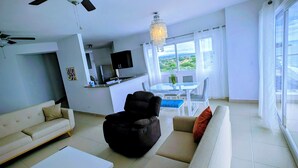 Living area - Playa Farallon, BEACHFRONT, 3-bedroom WITH 3 ensuite condo. OCEAN VIEW BALCONY (Río Hato)