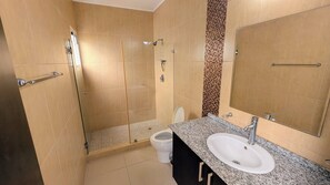 Douche, serviettes fournies