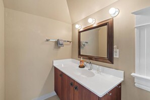 Regadera, toallas, jabón, shampoo 