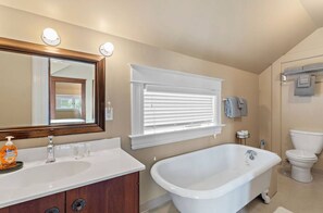 Regadera, toallas, jabón, shampoo 