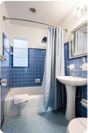 Dusche, Haartrockner, Handtücher, Toilettenpapier