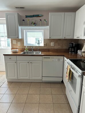 Fridge, microwave, oven, stovetop - 2-bedroom condo in delightful Ocean City with AC (Ocean City)