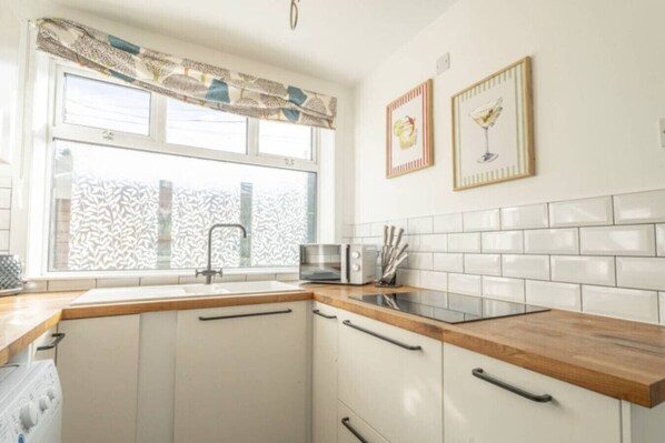 Jääkaappi, mikroaaltouuni, uuni, liesi