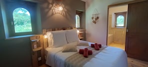 2 soverom, skrivebord, strykejern/-brett og reiseseng for barn
