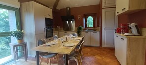 Fridge, microwave, oven, stovetop - Charming, renovated mill-style loft with a garden and parking (Saint-Nauphary)