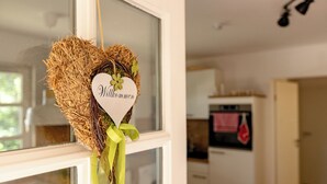 Una decoración con forma de corazón, con un lazo y un cartel que dice 