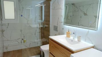 Een douche, een haardroger, handdoeken, zeep