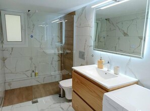 Dusche, Haartrockner, Handtücher, Seife