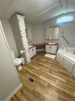 Baignoire à jets, bidet, serviettes fournies, savon