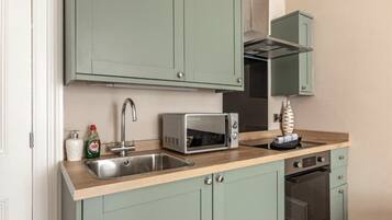 Frigorifero, microonde, forno, piano cottura