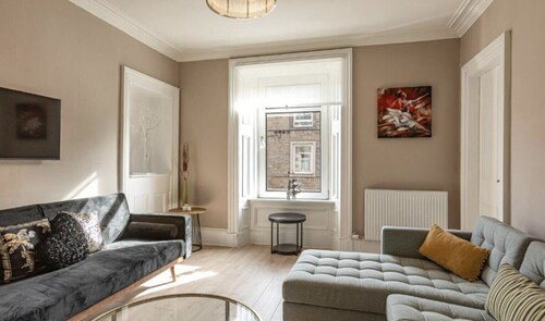 Free Parking | Sleeps 7 | 2 Bedrooms | Nice Area