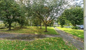 Property grounds - Free Parking | Sleeps 7 | 2 Bedrooms | Nice Area (Hawick)
