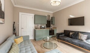TV - Free Parking | Sleeps 7 | 2 Bedrooms | Nice Area (Hawick)