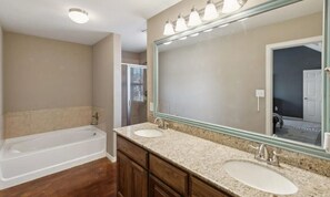 Hair dryer, toilet paper - 3-bedroom house In Royse City/Fate (Royse City)
