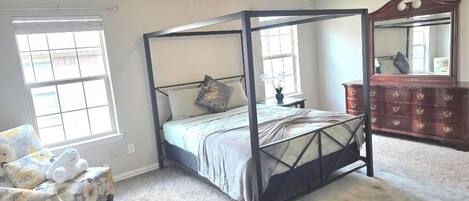 3 slaapkamers, een strijkplank/strijkijzer, gratis wifi, beddengoed