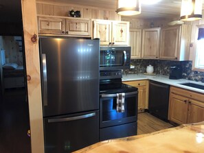 Een koelkast, een magnetron, een oven, een kookplaat