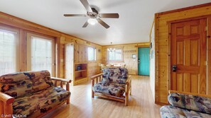 Living area - Cozy entire cabin in perfect Warrens with spacious Loft Area (Warrens)