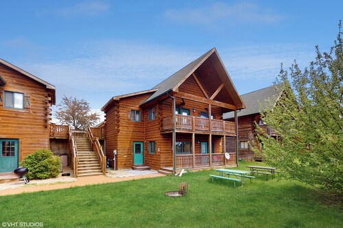 Cozy entire cabin in perfect Warrens with spacious Loft Area