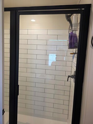 Shower, hair dryer, towels, soap - Midlake. Conveniently located close to Toledo Town. Pet friendly. (Many)