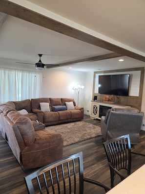 TV - Midlake. Conveniently located close to Toledo Town. Pet friendly. (Many)