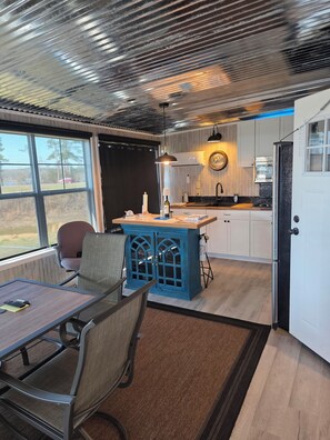 Microondas, horno, parrilla de estufa y lavavajillas 