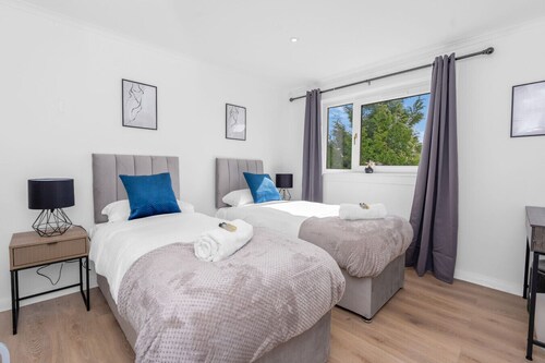 Free Parking| Sleeps 6 | 3 Bedrooms | Central