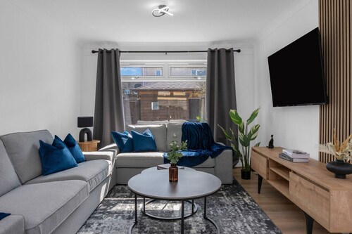 Free Parking| Sleeps 6 | 3 Bedrooms | Central