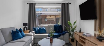 Free Parking| Sleeps 6 | 3 Bedrooms | Central