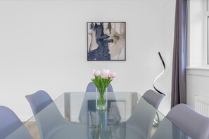 Dining - Free Parking| Sleeps 6 | 3 Bedrooms | Central (Livingston)
