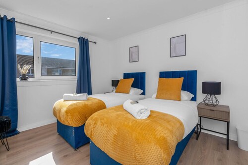 Free Parking| Sleeps 6 | 3 Bedrooms | Central