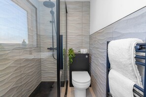 Hair dryer, towels - Free Parking| Sleeps 6 | 3 Bedrooms | Central (Livingston)