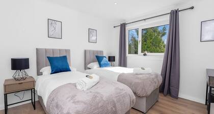 Free Parking| Sleeps 6 | 3 Bedrooms | Central