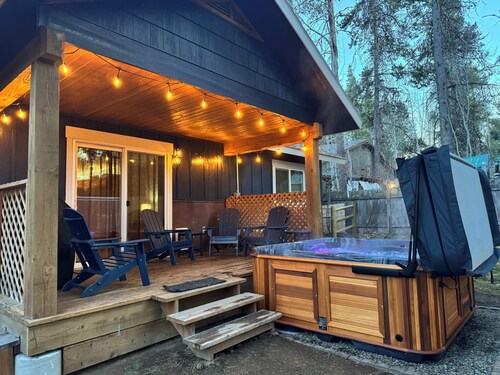 Pineview Retreat • Private Hot Tub • Walk to Downtown, Lake & Golf Course