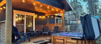 Pineview Retreat • Private Hot Tub • Walk to Downtown, Lake & Golf Course