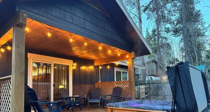 Pineview Retreat • Private Hot Tub • Walk to Downtown, Lake & Golf Course