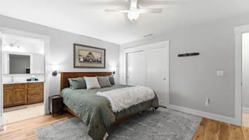 3 bedrooms, desk, iron/ironing board, travel crib