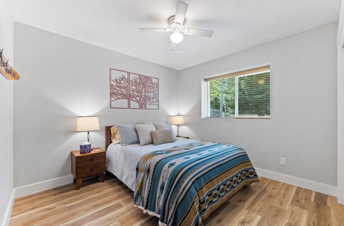 3 chambres, bureau, fer et planche à repasser, lit de bébé portatif