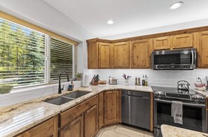 Fridge, microwave, oven, stovetop - Pineview Retreat • Private Hot Tub • Walk to Downtown, Lake & Golf Course (McCall)
