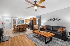 Smart TV, chimenea y monitor de computadora 