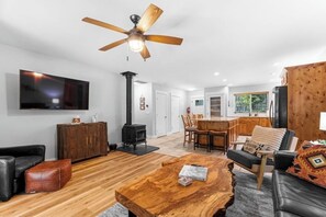 Smart TV, fireplace, computer monitors - Pineview Retreat • Private Hot Tub • Walk to Downtown, Lake & Golf Course (McCall)