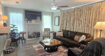 Entire home in the Broadmoor area of Shreveport Louisiana. 4 beds and 1 bath