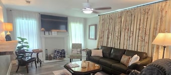 Entire home in the Broadmoor area of Shreveport Louisiana. 4 beds and 1 bath