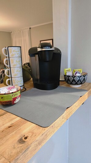 Coffee and/or coffee maker - Entire home in the Broadmoor area of Shreveport Louisiana. 4 beds and 1 bath (Shreveport)
